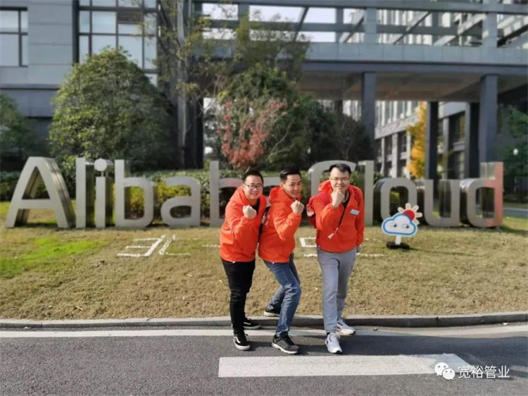 ▲寬裕三劍俠，居中為黃總